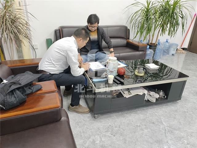 苏州客户和技术人员正在讨论怎样更好地使用木材草莓视频网站下载