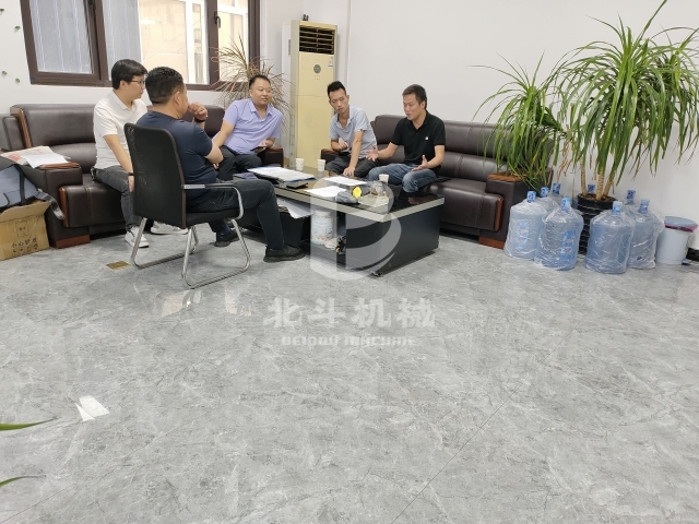 总设计师张总与客户深入交流锂电池草莓视频网站下载