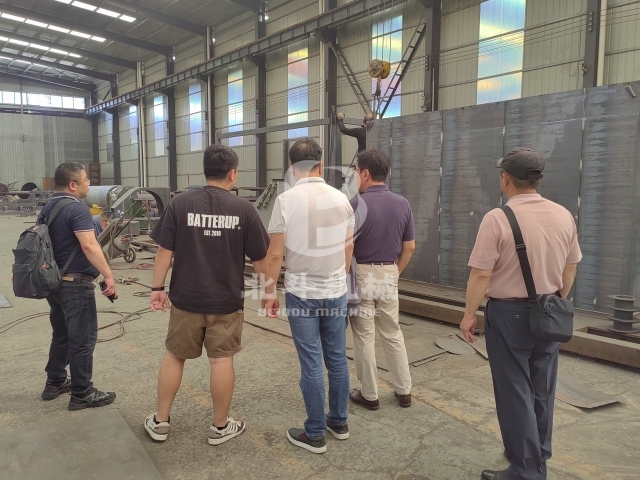 张经理带领韩国客户参观草莓视频网站下载制造并探讨合作机会